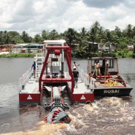 Portable Small River Sand Dredging Machine Shallow River Cleaning Dredger 562kw